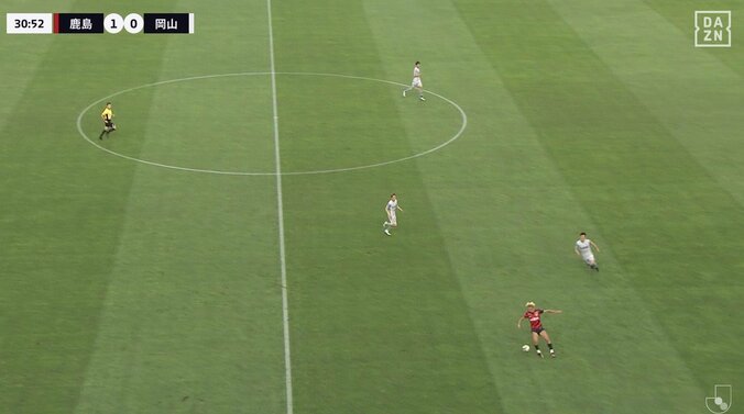 「すげぇ」「鈴木優磨うめーんだよ」走りながらのビタ止めトラップに喝采「うますぎて横転」ロングフィードを完璧におさめる超絶テクが話題に 2枚目