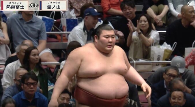 「どうした？」熱海富士に異変？ 197kgの巨体があっさり土俵を割る姿に「おかしかった」「この段階で棒立ち」放送席も訝る 4枚目