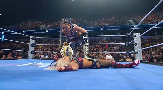 ゼリーナを踏みつけて煽るジュリア