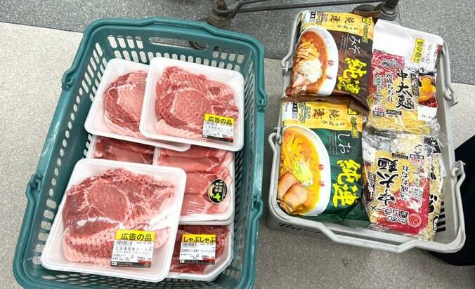  藤あや子、北海道のスーパーで食材を大量購入「魚介類もお肉もすごい種類」  1枚目