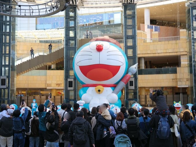 [照片/图片] 巨大哆啦A梦气球和等身大哆啦A梦56体现身东京！