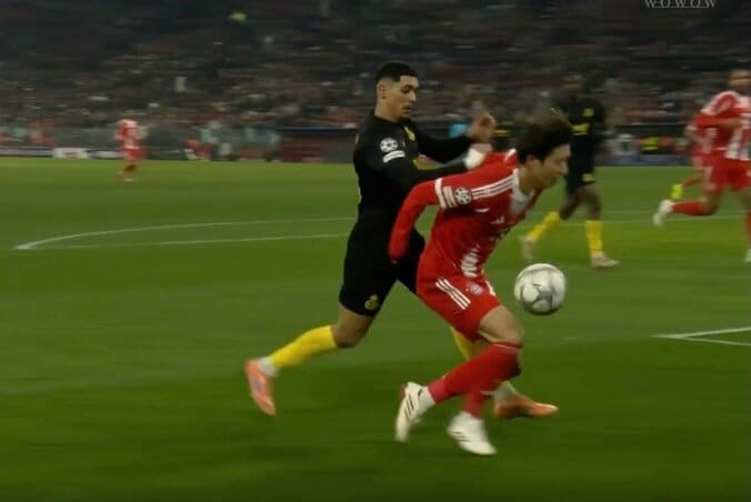 「イヤらしいな」伊藤洋輝、背後から吹っ飛ばされる→ファウルを誘う“技アリ守備”「落ちついてる」数的不利を救う”完璧カバー” 3枚目