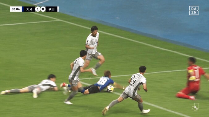 【写真・画像】狂喜乱舞！ 30m直接FKゴラッソ→仲間たちの“俺が決めたぞ”爆走が話題沸騰「6月のJ2ベストゴール確定」「狂い具合が最高」「誰が決めたかわからんw」仙台がみちのくダービー劇的弾　1枚目