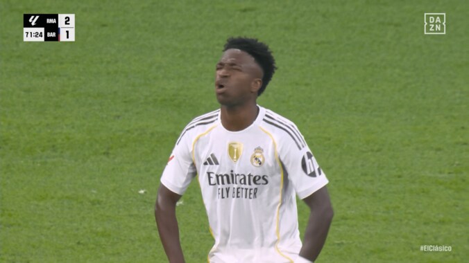 「めっちゃキレてる」ヴィニシウス、クラシコ途中交代に激昂！「明らかな不満顔」「気持ちはわかるけど抑えないと」監督に目もくれずロッカールームへ 3枚目