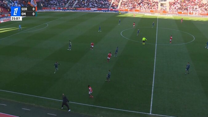 【映像】デ・ゼルビ監督がビタ止め神トラップの瞬間