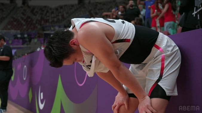 衝撃！ バスケ日本代表エースが“超密着マーク”で消される…「とんでもないディフェンス」「無策は苦しい」富永啓生への“規格外フェイスガード”にSNS騒然 3枚目