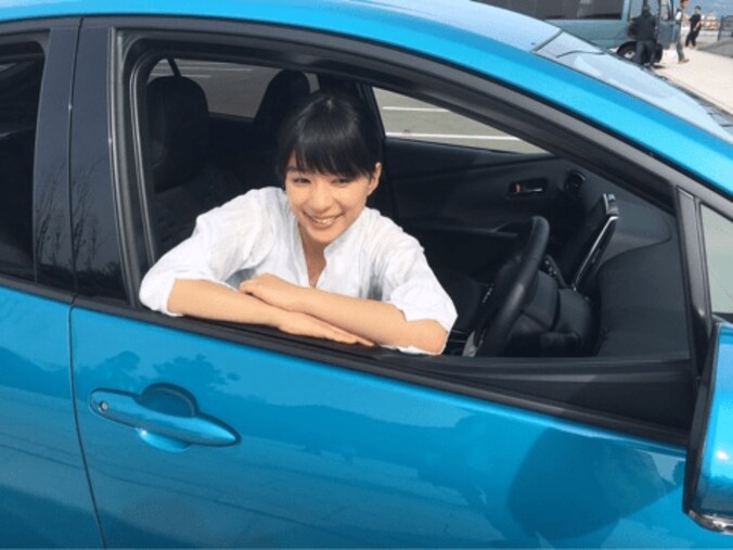 芳根京子、自動車免許取得を報告「今はまだ、父と一緒じゃないと乗れません。乗ってません。笑」 1枚目