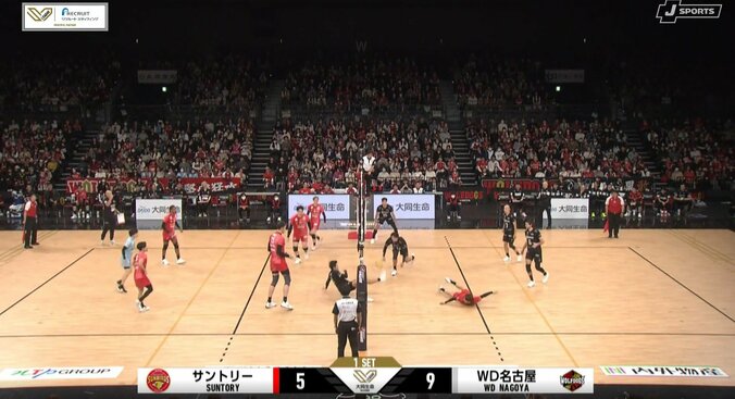 オーバーヘッドでレシーブの離れ業