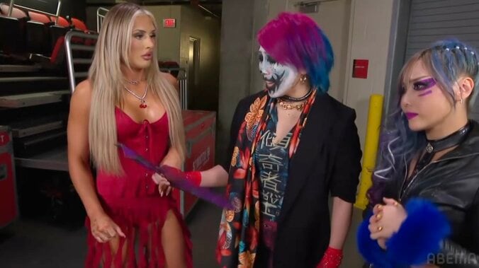 睨みあうティファニーとカブキの2人