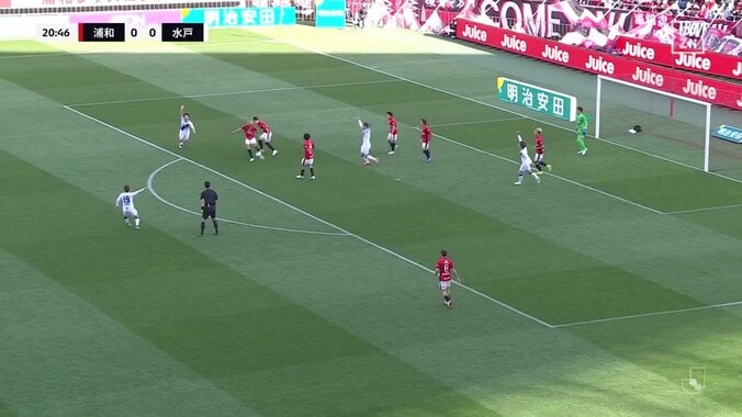 「見逃しやば」「普通にPK」浦和MFの“ハンド疑惑”にネット物議「なんで流されてんの？」元日本代表は“風の影響”を示唆 4枚目