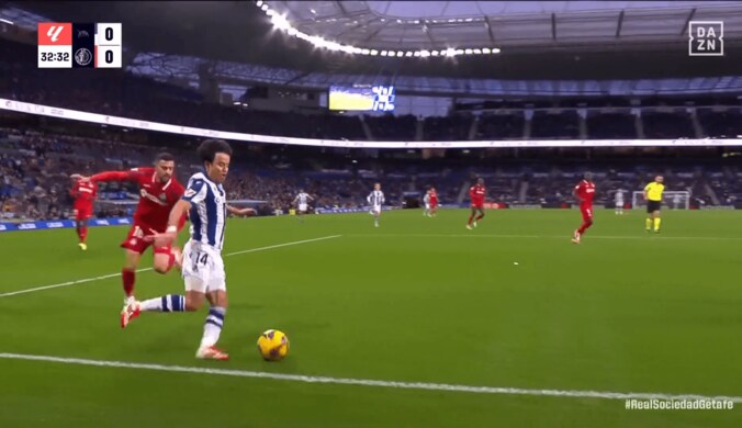 クロスを上げる久保建英