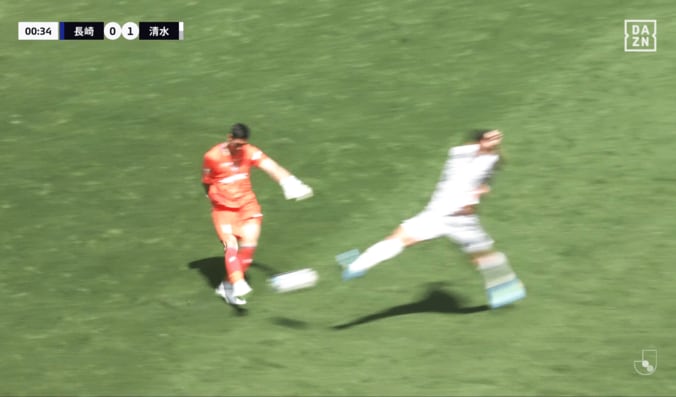 【写真・画像】SNSで論争！神戸DFの“足踏みタックル”が物議…「普通にレッドだろ」「ボールにチャレンジしたからイエロー」解説も危険度を指摘　1枚目