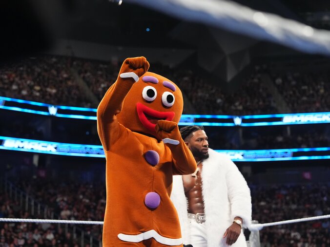 マスコットに顔面にキック→首が“360度ぐるり”