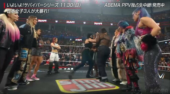 手にしたマイクでまさかの行動