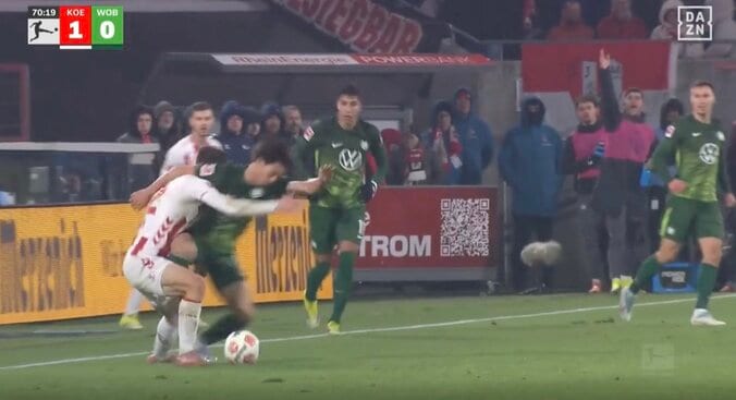 「ファイターすぎる」塩貝健人、相手を挑発！ 強烈タックルで吹っ飛ばす→“立てよ”ジェスチャー「メンタル強いな」「オラオラ感たまらん」 3枚目