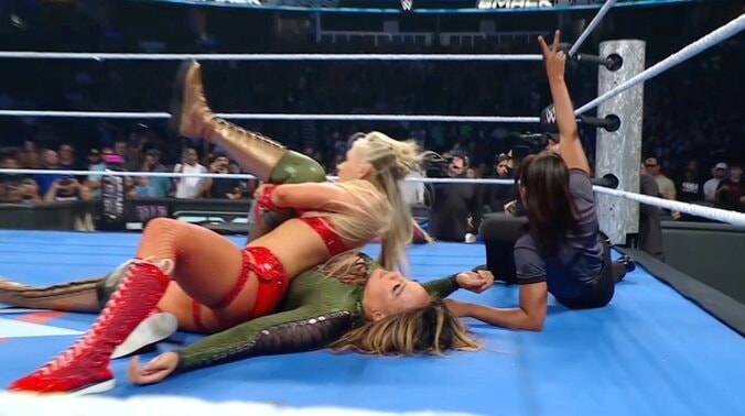 両肩はついたままだが…審判は高らかに「2カウント」のポーズ