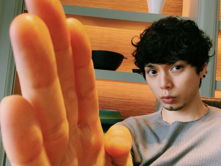 水嶋ヒロ、市川海老蔵と同じポーズで自撮りし「怒られるかな」