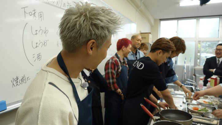 GENERATIONS、メンバー同士の「あ~ん」炸裂 エプロン姿で料理に挑戦!