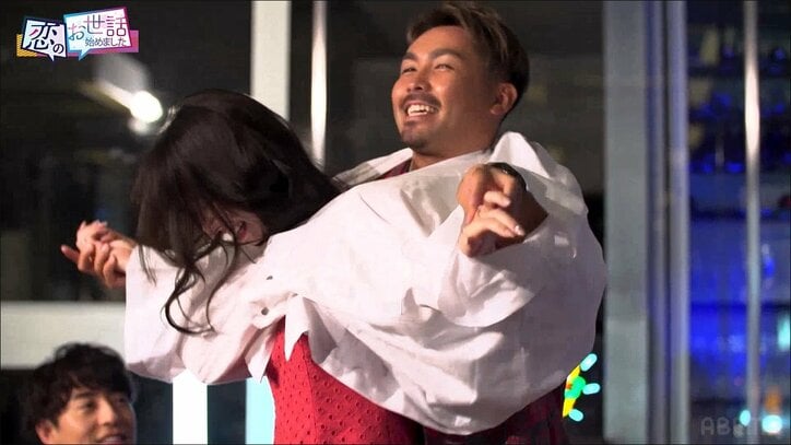 指原「最近みた人類で一番可愛い」絶賛の22歳ハーフ美女、肌見せワンピで合コン登場! K-1王者とモゾモゾ密着