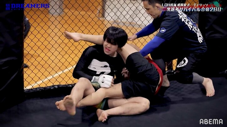 「泣いたらあかん、男やろ」THE RAMPAGE・RIKU、16歳・最年少選手の肩を抱いて激励