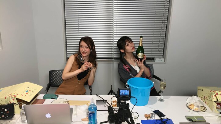 小松未可子と上坂すみれがケーキ＆シャンパン＆生電話を堪能する"夜あそび"！視聴者も「部屋パーティーじゃんコレ」