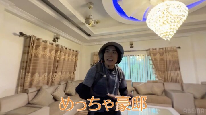 【写真・画像】「すごい権力者…」令和ロマンくるま、バングラデシュの超豪邸を訪問！監視カメラの数に衝撃　3枚目