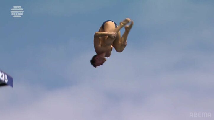 【映像】9階の高さから逆立ちジャンプ→4回転宙返りした瞬間