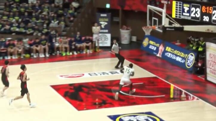 【写真・画像】アリーナ驚愕！女子高生コンビの“美麗”連携プレーが炸裂　神パス→神レイアップに「これは美しい」ファン歓喜　1枚目