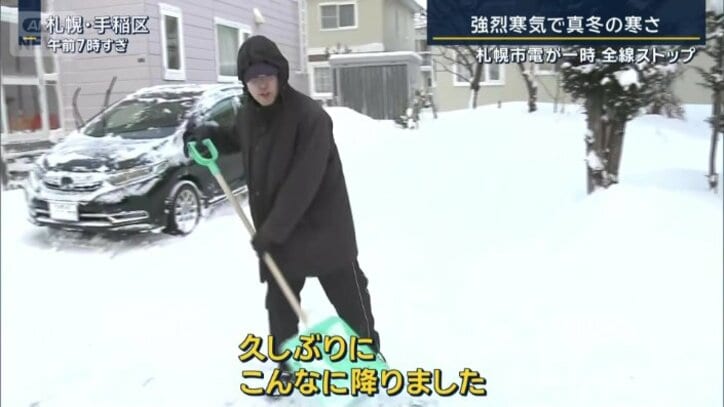 雪かきする人