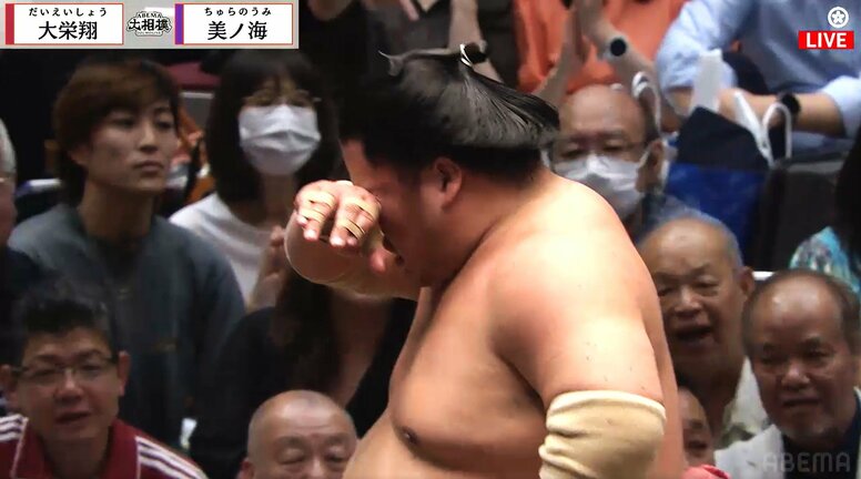 「あんなすぐに腫れるか」取組中のアクシデント発生にファン驚き 「一瞬、意識飛ぶんですよ。明日腫れなければ…」中村親方も心配顔