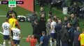 三笘薫の「ハンド」が原因でイタリア人監督同士がバチバチ、一発レッドの異常事態 両チームの選手・スタッフが入り乱れて乱闘寸前に「仲良く退場で草」