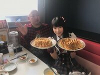 もえあず、餃子の王将で食べ放題　お気に入りの焼き方も紹介