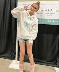 “お団子メガネ”姿の宇野実彩子が“ショートパンツ美脚”ショットを披露し、ファン歓喜！「可愛すぎて悶えた」「大優勝」