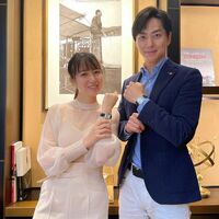 “バチェラー夫婦”友永＆岩間、お揃いの腕時計を披露 「素敵です！」「大好きなカップル」と反響