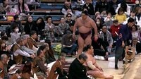 【映像】大相撲を並んで楽しむ「超大物」2ショット