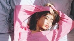 谷田ラナ、“ビジュレベルMAX”の若手女優が色鮮やかな衣装で魅せる 『週プレ』グラビア初登場