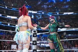 「日本のプロレスを見せた」“史上初”の日本人女子対決にファン感涙 因縁と愛憎の末に涙のハグ＆キスで電撃和解