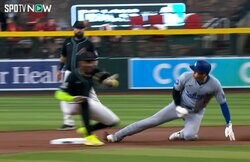 大谷翔平が驚愕の連続盗塁！「マジで50-50いく…」「凄すぎるだろ」二盗に続き三盗も“神スピード”で敵捕手が諦めた瞬間