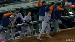 ベンチ全員「回れ！回れ！」メジャーリーガーが興奮MAXで腕をグルグル「喜び方かわいいな」