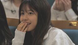 「二度見してしまうかわいさ」で話題の14歳練習生、本番ステージでキュートに変身！ツインテール＆へそ出しルックで会場を魅了