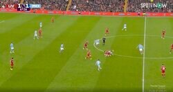 「褒められてる！」「スゴいな…」あの大レジェンドも大絶賛！リバプール遠藤航が捨て身の“殺人タックル”を炸裂した瞬間　90分間フルで潰しまくる圧巻パフォーマンス