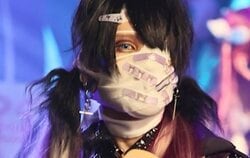 鼻整形2日後にライブ強行… 包帯姿でベースを弾くV系バンドマンの姿に衝撃