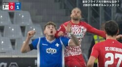 ファウルだろ！場内に不穏な空気… 空中戦で“顔面エルボー”が直撃する危険シーン 痛すぎる一撃を食らった相手がピッチに倒れ込んだ瞬間