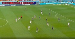 試合中に敵同士でリフティングチャレンジ？ 地面に落とさずボールが空中を右往左往「羽子板か」「蹴鞠か」