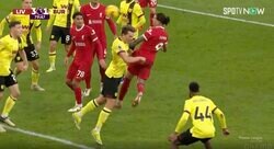 「変態ヘディング！」「普通のシュート決めろよ」リバプールの天才FWが超スーパーゴールを炸裂した瞬間　体を後ろに逸らしながら高難度“エビ反りヘッド”弾