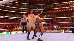 女子レスラー、レフェリーとあわや衝突＆抱擁に場内どよめき 「おっと、アブナイ！」戦況を変えたアクシデントに実況ヒヤリ