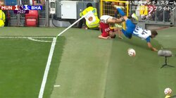 あわや大惨事！ライン際猛スピードで衝突、両者弾き飛ばされて場外に吹っ飛ぶ大クラッシュ劇！フラッグをへし折り、スタジアム名物“ピッチ横の坂”を選手2人が転がり落ちる一部始終