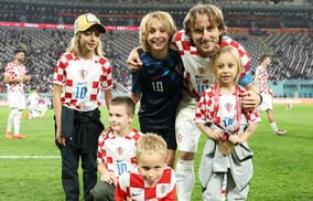 「これ大好き」和やかな表情のクロアチア選手に脚光！モドリッチらが表彰式後に子供たちとはしゃぐ