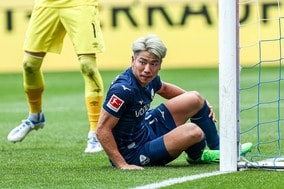 ｢カッコいい｣！浅野拓磨「黒＆杖コーデ」！日本代表戦士も「WOW」「クール」と反応！復帰に向けての一歩