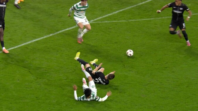 「えええ？どうして？」不可解ジャッジに元日本代表も困惑「衝撃的なんだが」旗手怜央、謎の接触ファウル判定でスタジアム騒然 4枚目